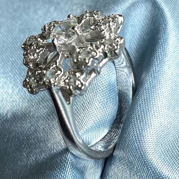 DD# Striking Ring Multiple Cz in 925 Silver & Rhodium overlay. Sz 7 - Picture 7 of 12